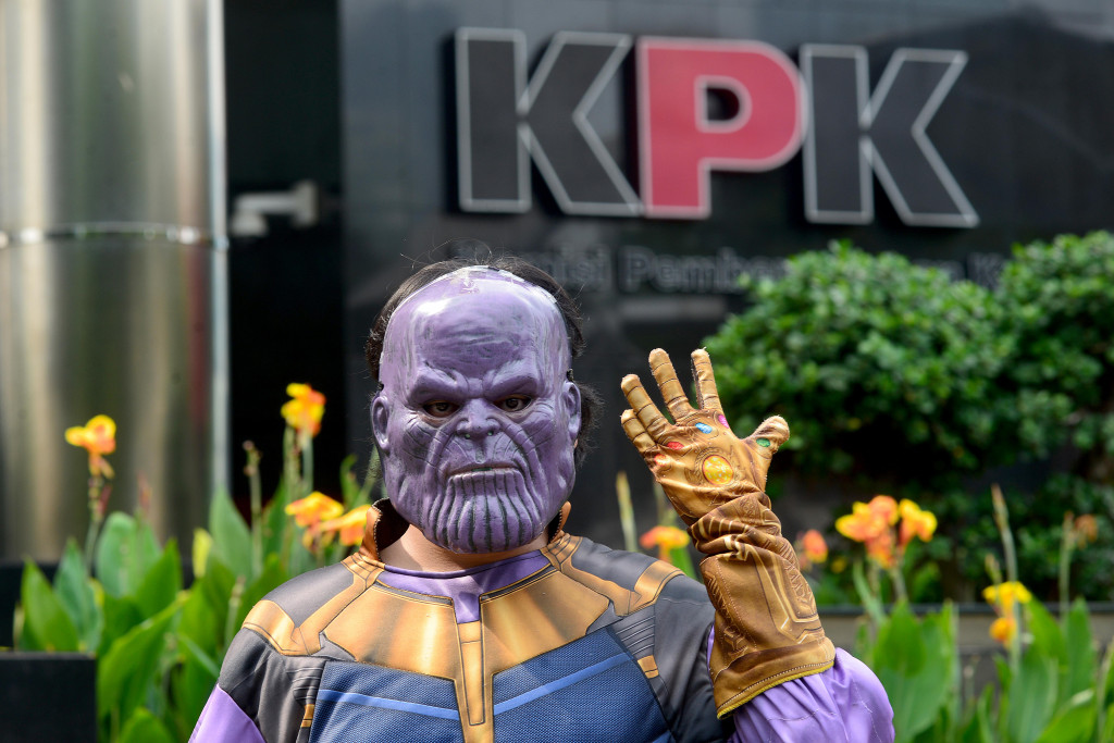 Tokoh karakter Thanos dihadirkan saat sejumlah aktivis dari berbagai elemen menggelar aksi teatrikal di depan Gedung Merah Putih Komisi Pemberantasan Korupsi (KPK), Rasuna Said, Jakarta.
