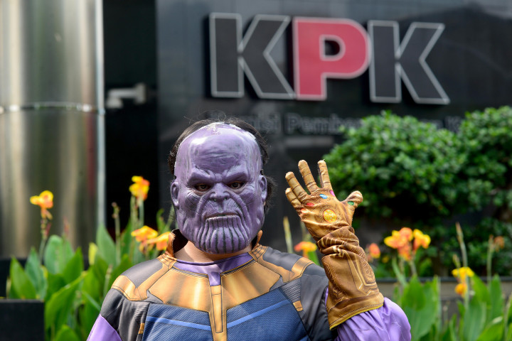 Tokoh karakter Thanos dihadirkan saat sejumlah aktivis dari berbagai elemen menggelar aksi teatrikal di depan Gedung Merah Putih Komisi Pemberantasan Korupsi (KPK), Rasuna Said, Jakarta.
