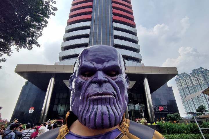 Mereka membawa tokoh karakter Thanos sebagai bentuk pelemahan KPK dengan cara menghapus sejumlah kasus-kasus korupsi yang mangkrak yang melibatkan sejumlah aktor dari partai politik.