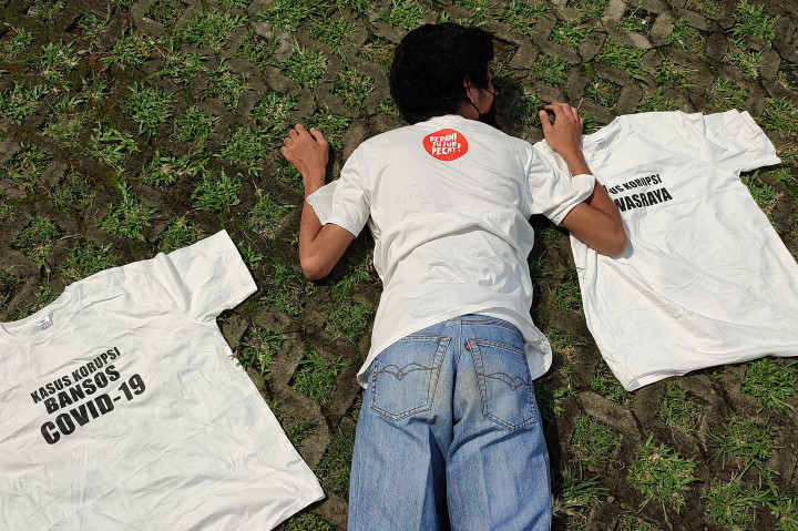 Para aktivis tersebut menilai upaya pelemahan KPK tidak lagi di balik layar, tapi sudah terang-terangan. Mulai dari serangan terhadap penyidik, revisi UU KPK, dan terakhir upaya penyingkiran 75 pegawai KPK yang sedang berjuang menuntaskan berbagai kasus besar melalui Tes Wawasan Kebangsaan.