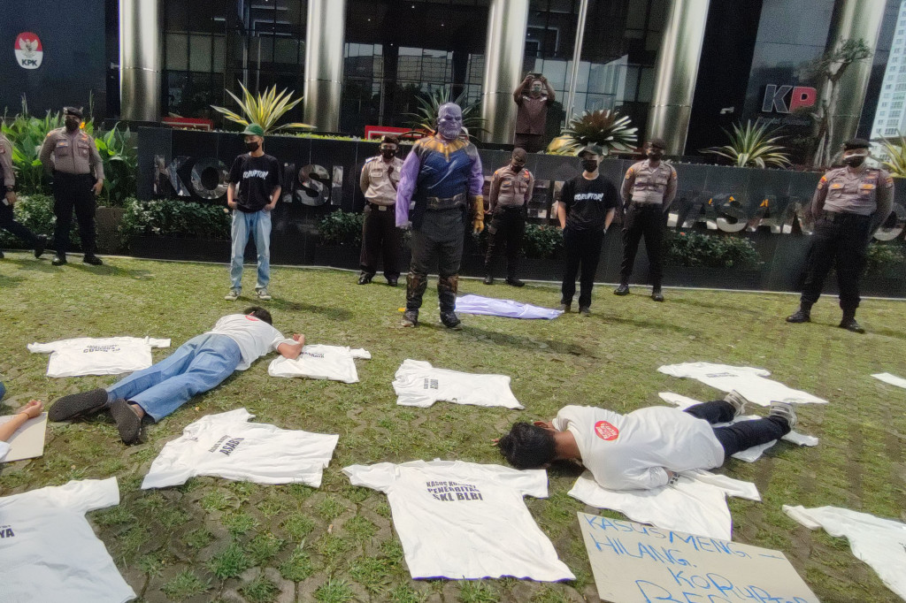 Karakter Thanos yang dinilai sebagai tokoh antagonis dalam film Avengers pun direpresentasikan sebagai upaya yang dilakukan sejumlah pihak untuk melemahkan KPK.