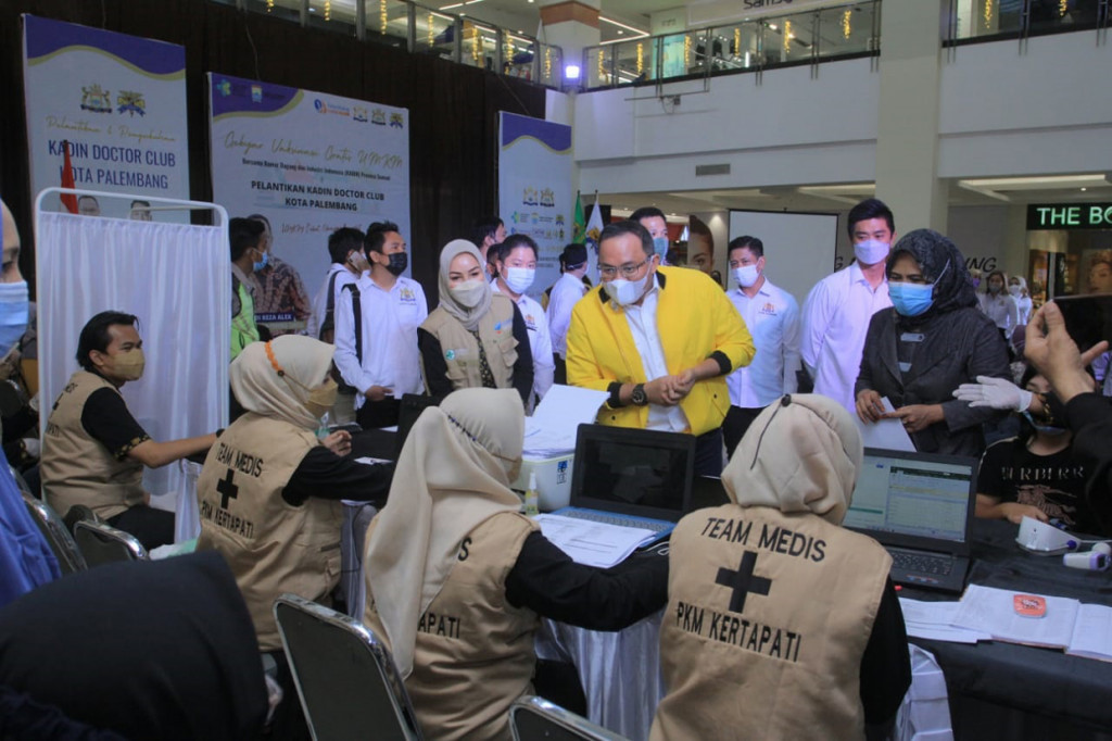 Ketua Kadin Sumsel Dodi Reza Alex meninjau pelaksanaan vaksinasi massal di Palembang Indah Mall yang difokuskan kepada para pelaku UMKM di Sumsel.