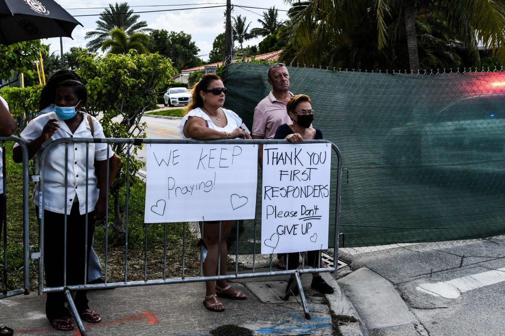 Keluarga dari para korban yang hilang terus mendatangi lokasi.