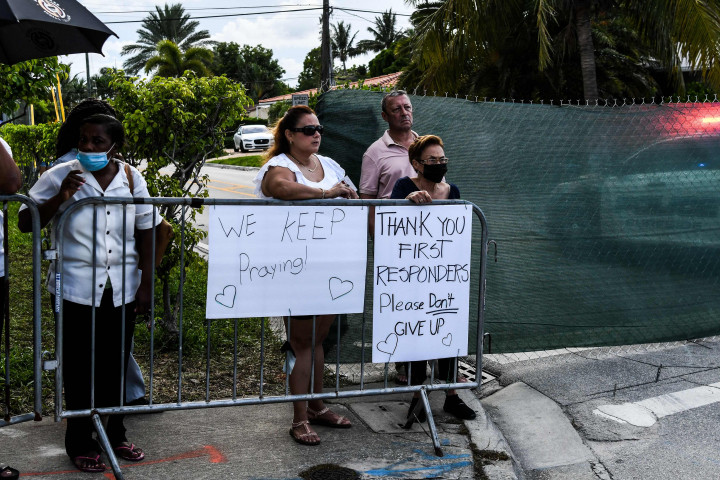 Keluarga dari para korban yang hilang terus mendatangi lokasi.