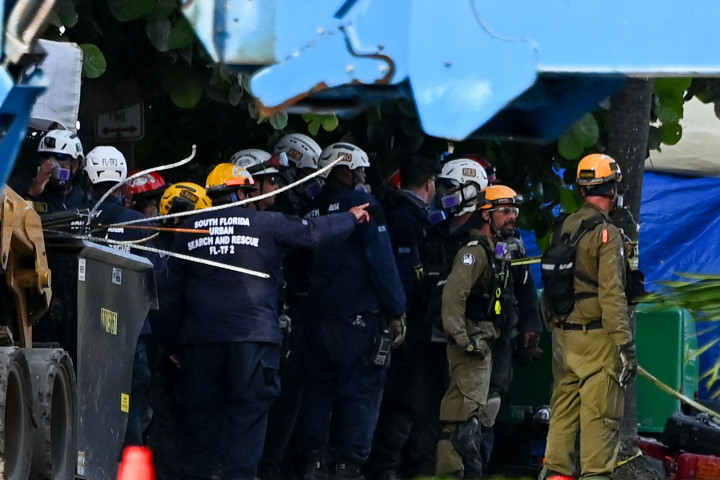 Para petugas penyelamat masih menyisir lokasi untuk mencari kemungkinan korban selamat di antara puing-puing bangunan. Namun sejauh ini, petugas hanya menemukan jenazah korban.