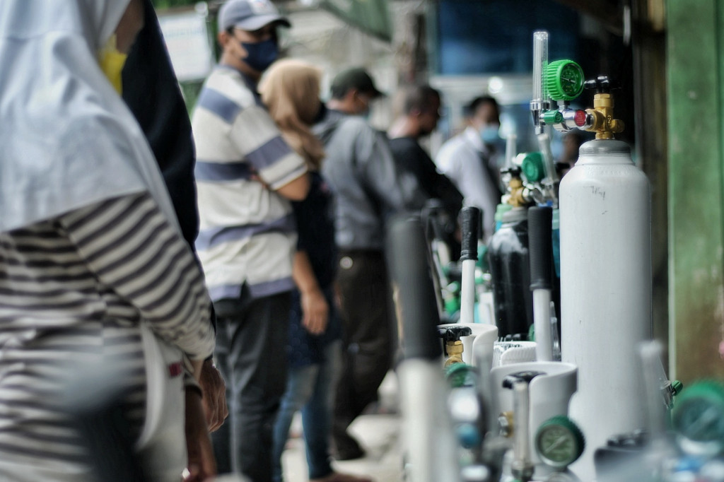 Permintaan pengisian tabung oksigen rumahan dan rumah sakit mengalami kenaikan hingga 100 persen sejak lonjakan kasus Covid-19 di DKI Jakarta.