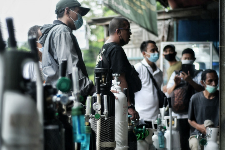 Warga mengantre untuk isi ulang tabung oksigen di kawasan Manggarai, Jakarta.
