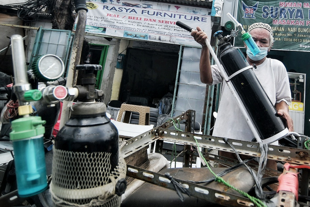 Mereka berburu barang tersebut sebagai antisipasi atau kebutuhan urgen di saat terserang virus korona ini. 