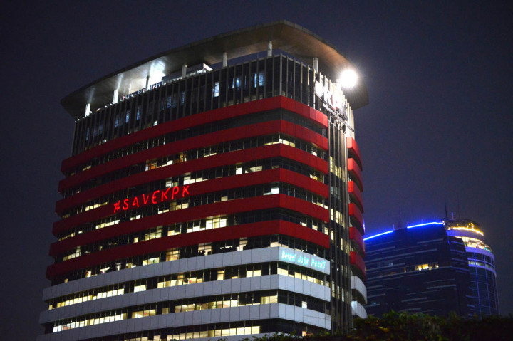 Gedung Merah Putih KPK ditembaki laser yang menyuarakan kritik ke KPK. Tampak gedung KPK yang terletak di Jalan Persada Kuningan, Jakarta Selatan itu disorot laser dengan tulisan berwarna hijau dan merah, Senin, 28 Juni 2021, malam. 