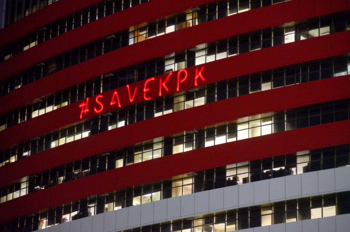 Aktivis Greenpeace Indonesia menembakkan laser berisi seruan Save KPK di Gedung Merah Putih Komisi Pemberantasan Korupsi (KPK), Rasuna Said, Jakarta.