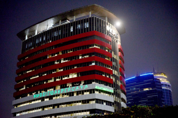 Laser itu terlihat membentuk tulisan 'Save KPK', 'Mosi Tidak Percaya', hingga 'Berani Jujur Pecat'.