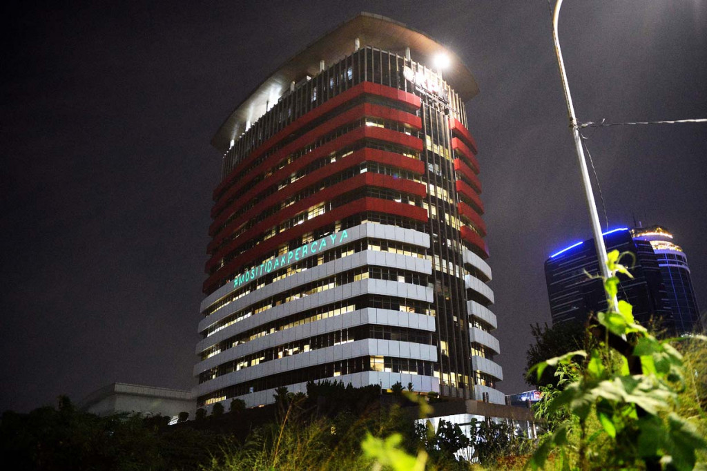 Aksi yang dilakukan oleh Greenpeace Indonesia tersebut sebagai bentuk melawan upaya terhadap pelemahan KPK sejak disahkannya UU Revisi KPK serta Tes Wawasan Kebangsaan (TWK) yang berhasil melucuti para pegawai KPK yang berintegritas tinggi. 