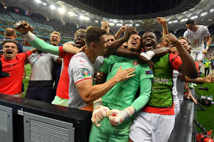 Selebrasi para pemain Swiss usai mengalahkan Les Bleus lewat babak adu penalti.