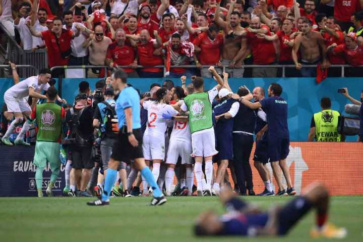 Keberhasilan Swiss melangkah ke babak delapan besar Euro 2020 disambut suka-cita para penggemar yang hadir di National Arena, Bucharest.
