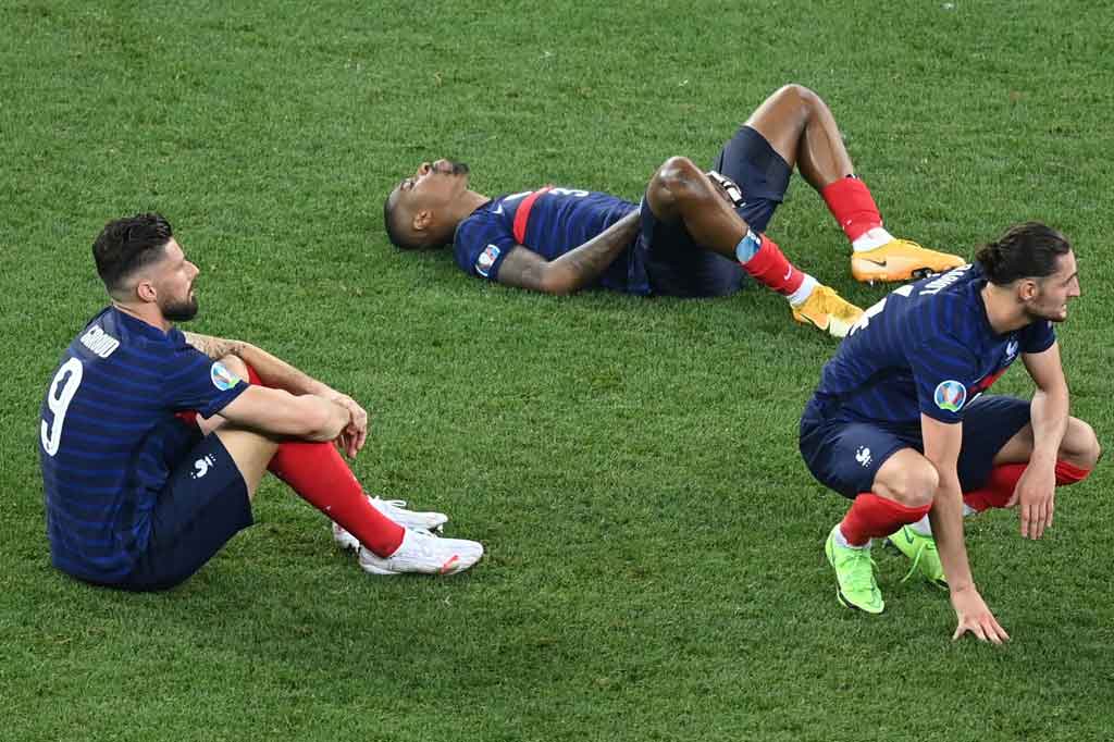 Raut muka kesedihan terpancar dari para pemain Prancis usai timnya gagal melangkah ke babak delapan besar Euro 2020.