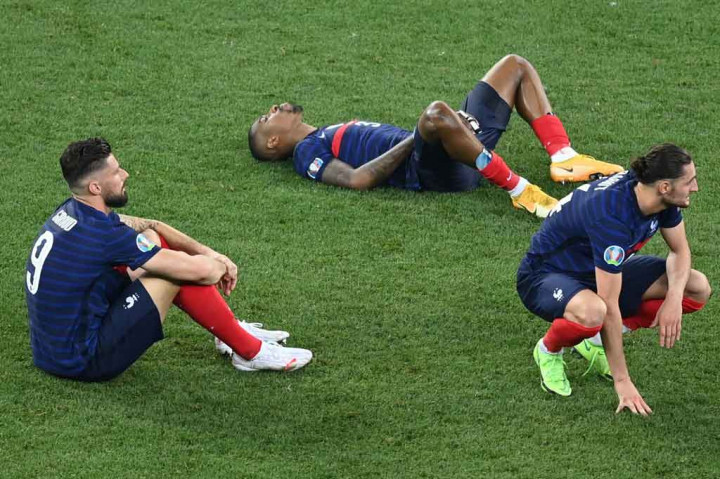 Raut muka kesedihan terpancar dari para pemain Prancis usai timnya gagal melangkah ke babak delapan besar Euro 2020.
