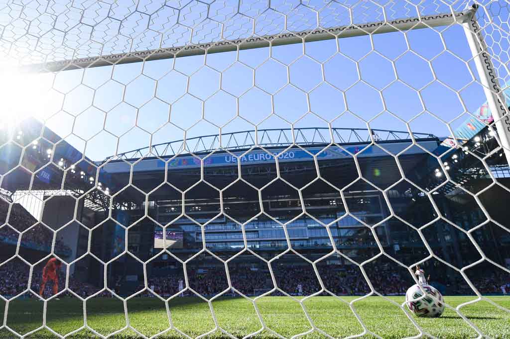 Kroasia unggul lebih dulu pada menit ke-20 babak pertama lewat gol bunuh diri Unai Simon. Simon tak bisa mengendalikan back pass dari Pedri dari separuh daerah permainan sendiri. Bola membentur kaki sang kiper dan masuk ke gawang sendiri.