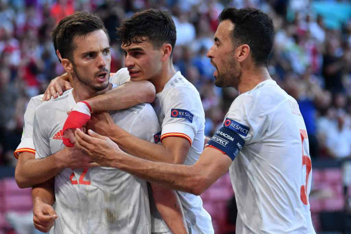 Tetapi pada menit ke-38 Tim Matador berhasil menyamakan kedudukan lewat Pablo Sarabia menyambar bola rebound sepakan keras Jose Gaya yang sempat ditepis Dominik Livakovic. Skor 1-1 bertahan hingga jeda.
