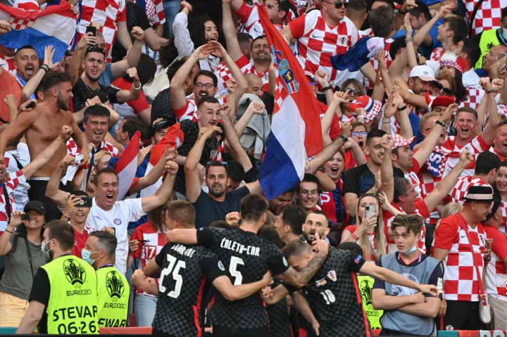 Tetapi Kroasia bangkit dan berhasil menyamakan kedudukan 3-3 berkat dua gol yang diciptakan Mislav Orsic pada menit ke-85 dan Mario Pasalic pada menit 90+2. Dua gol ini memaksa laga dilanjutkan ke babak perpanjangan waktu.