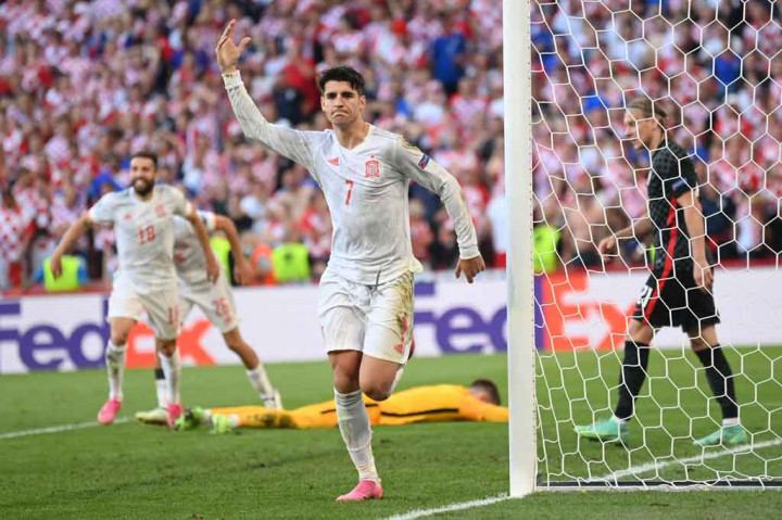 Pada 15 menit pertama, Spanyol menggebrak dan hasilnya dua gol tercipta yang semuanya dirancang oleh Dani Olmo untuk dua pemain pengganti. Rancangan Olmo pertama membuat Alvaro Morata akhirnya memecahkan telur golnya pada menit ke-100.