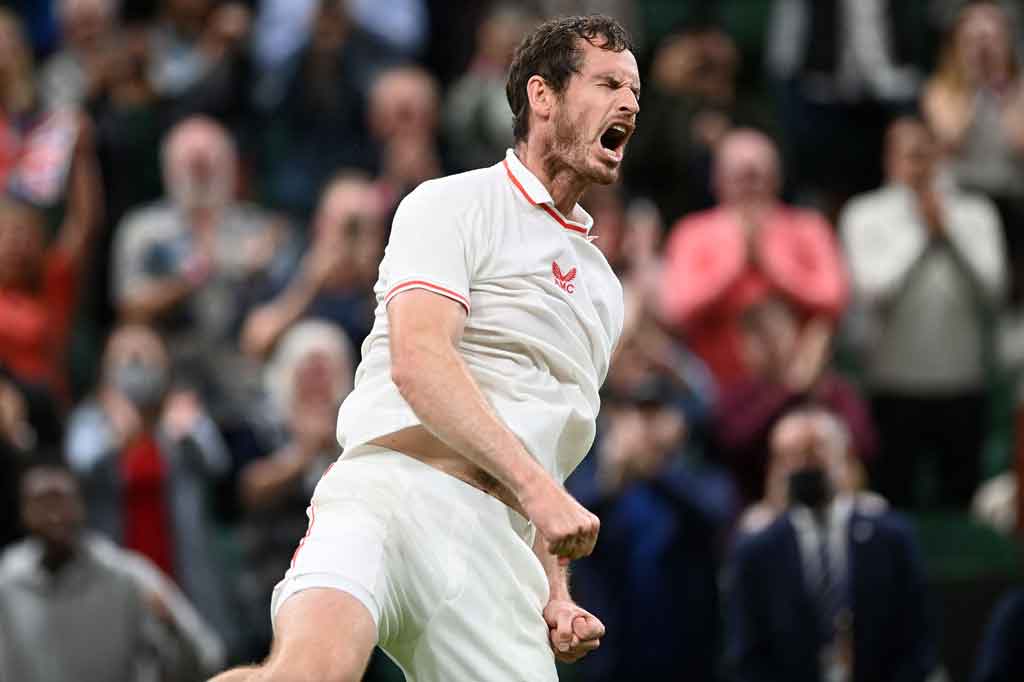 Petenis Inggris Andy Murray melakukan selebrasi usai memastikan diri melangkah ke babak kedua turnamen Wimbledon, di Wimbledon, London, Selasa, 9 Juni 2021 WIB.