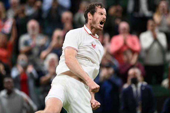 Petenis Inggris Andy Murray melakukan selebrasi usai memastikan diri melangkah ke babak kedua turnamen Wimbledon, di Wimbledon, London, Selasa, 9 Juni 2021 WIB.