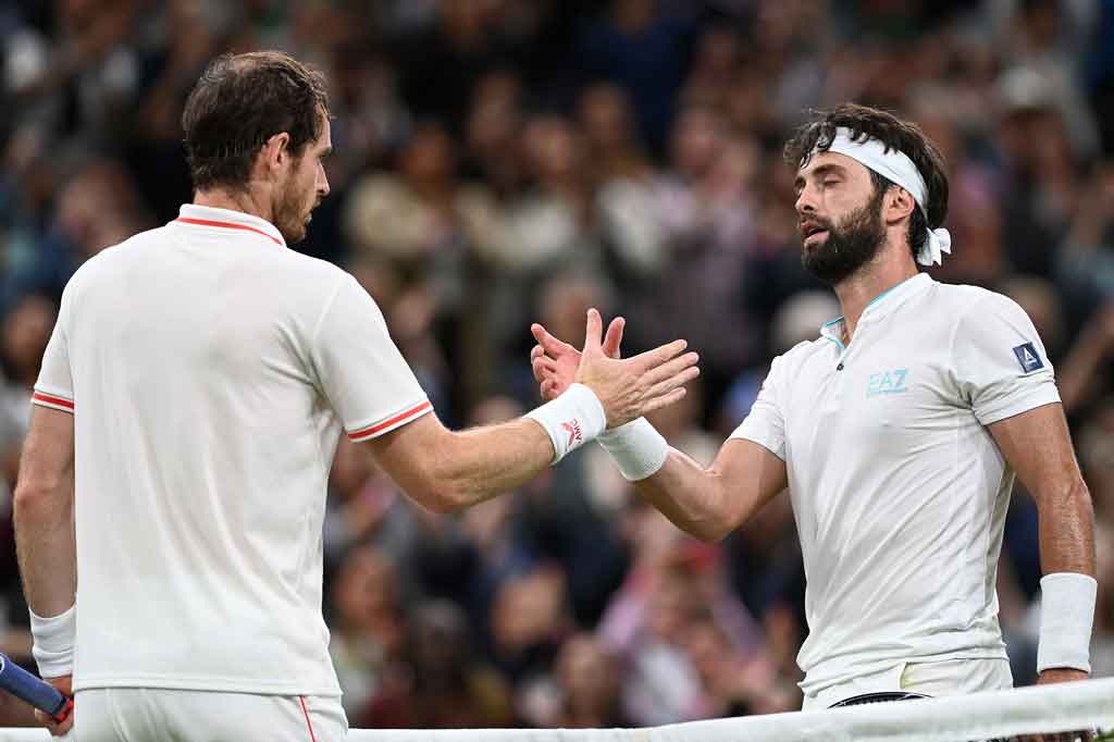 Murray, juara pada 2013 dan 2016 tetapi telah berjuang lama dengan cedera pinggul dan pangkal paha dalam beberapa tahun terakhir, menang dengan skor 6-4, 6-3, 5-7, 6-3 atas unggulan ke-24 Basilashvili.