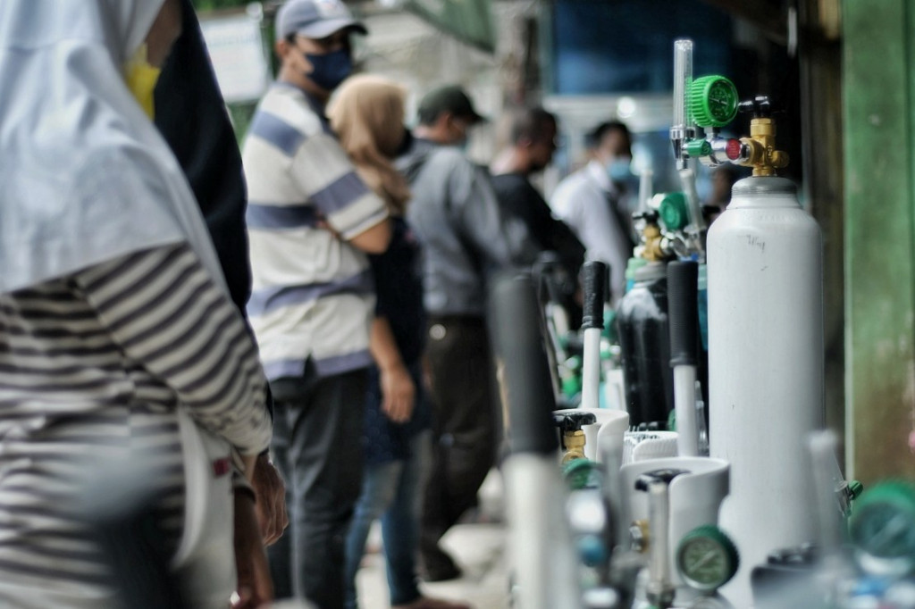Dalam beberapa hari terakhir, permintaan tabung dan pengisian ulang oksigen untuk kebutuhan medis rumahan meningkat. Permintaan pengisian tabung oksigen rumahan dan rumah sakit mengalami kenaikan hingga 100 persen sejak lonjakan kasus Covid-19 di DKI Jakarta.