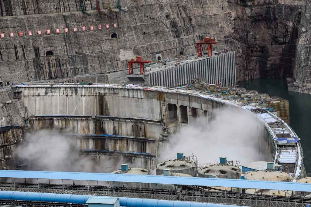 Baihetan dibangun dengan total kapasitas terpasang 16.000 megawatt, yang berarti pada akhirnya akan mampu menghasilkan listrik yang cukup setiap hari untuk memenuhi kebutuhan listrik 500.000 orang selama setahun penuh.