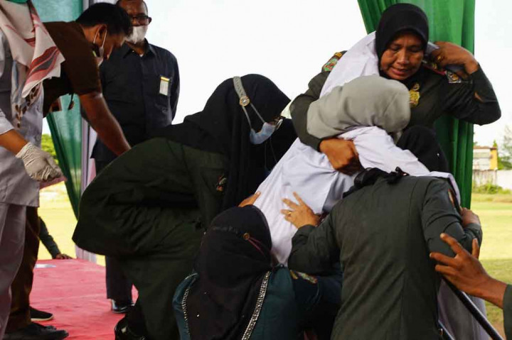 NA harus dipapah sejumlah petugas perempuan Widayatul Hisbah (WH) Kota Lhokseumawe untuk dibawa ke mobil ambulans. Usai mendapatkan perawatan, NA kemudian berangsung-angsur pulih.