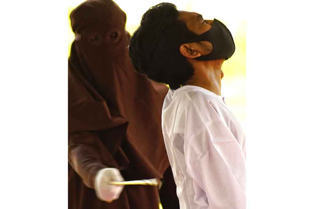 Sementara itu pasangan NA yang melakukan perbuatan jarimah zina, SB juga menjalani hukuman cambuk sebanyak 100 kali.