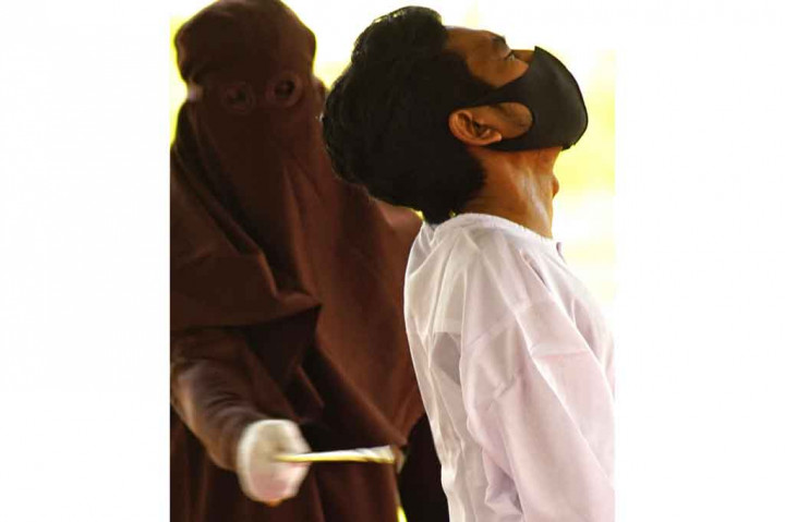 Sementara itu pasangan NA yang melakukan perbuatan jarimah zina, SB juga menjalani hukuman cambuk sebanyak 100 kali.