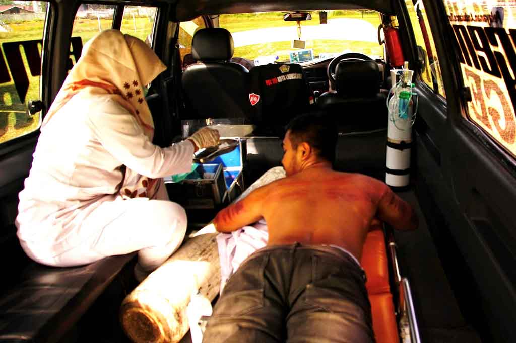 Selain keduanya, tiga pelanggar hukum syariah Islam juga menjalani hukuman cambuk. Mereka masing-masing IB yang mendapatkan hukuman cambuk sebanyak 74 kali, kemudian MM dan SI masing-masing mendapatkan hukuman cambuk sebanyak 40 kali karena jarimah khamar.