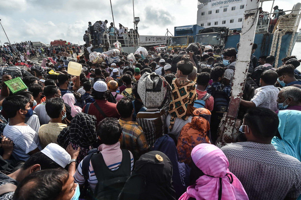 Sebagian tidak terangkut. Puluhan ribu orang yang tidak mendapatkan angkutan dan kesulitan sewa kendaraan berinisiatif jalan kaki ke pinggiran kota. 