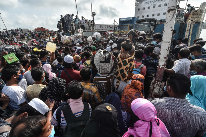 Sebagian tidak terangkut. Puluhan ribu orang yang tidak mendapatkan angkutan dan kesulitan sewa kendaraan berinisiatif jalan kaki ke pinggiran kota. 