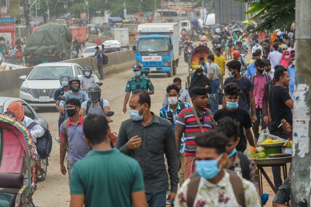 Puluhan ribu orang, terutama pekerja migran, terjebak di Dhaka, ibu kota Bangladesh, Senin, 28 Juni 2021, beberapa hari menjelang dimulainya karantina ketat akibat Covid-19. 