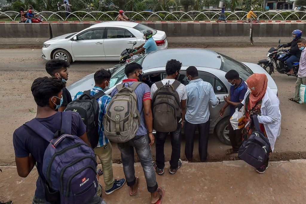 Mereka memadati jalan-jalan kota memburu angkutan umum untuk pulang kampung.