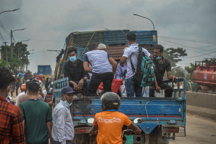Namun, transportasi umum antarkota telah dilarang beroperasi sejak 22 Juni. Orang-orang terpaksa naik bajaj, sepeda motor, dan menyewa ambulans atau truk agar bisa pulang ke desanya. 