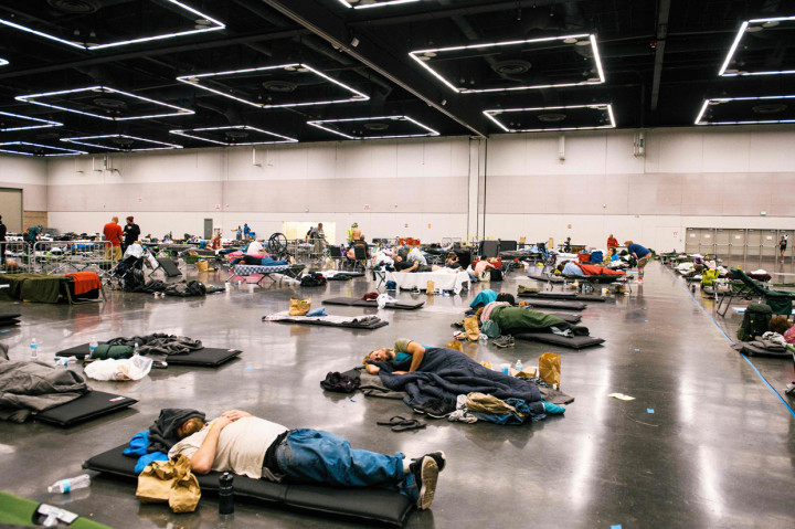 Orang-orang beristirahat di stasiun pendingin Oregon Convention Center di Oregon, Portland pada 28 Juni 2021, saat gelombang panas melanda sebagian besar Amerika Serikat.