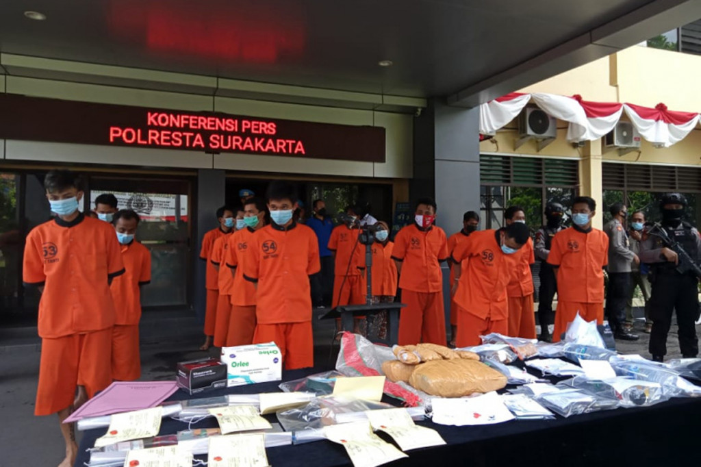 Satuan Narkoba Polresta Solo menangkap 18 tersangka dan mengamankan 2,1 kg ganja berikut 46,65 gram sabu.