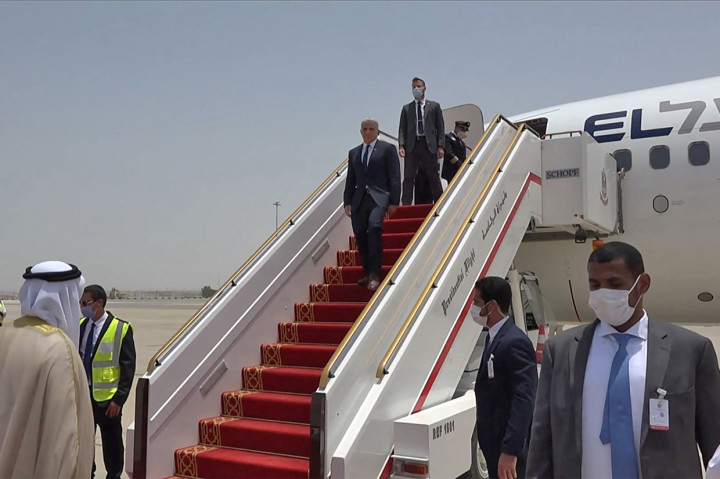Cuplikan dari video AFPTV menunjukkan perdana menteri pengganti Israel dan Menteri Luar Negeri Yair Lapid mendarat di bandara Abu Dhabi, di Uni Emirat Arab (UEA), pada 29 Juni 2021.