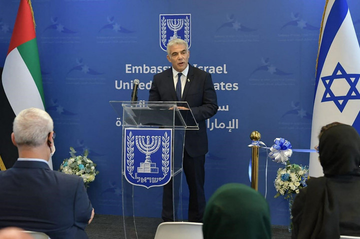Lapid juga akan mengunjungi lokasi Expo 2020 Dubai yang akan dibuka pada Oktober, ditunda akibat pandemi Covid-19. Israel juga membangun paviliun di pameran internasional itu.