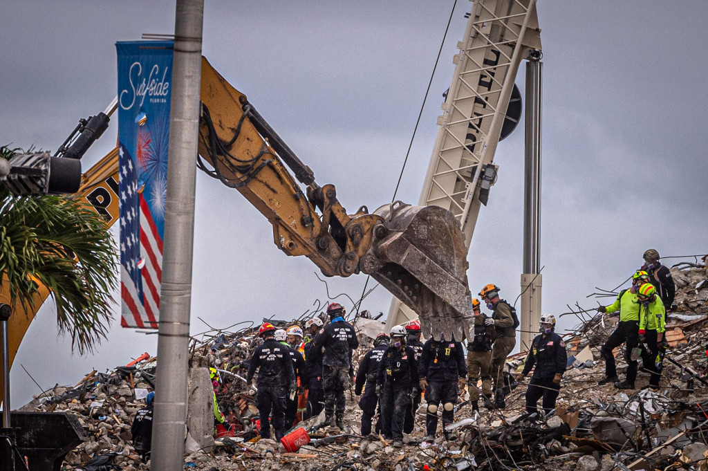 Operasi pencarian dan penyelamatan korban apartemen ambruk di Miami masih terus dilakukan, Selasa, 29 Juni 2021. Kali ini tim penyelamat menerjunkan anjing pelacak untuk menemukan korban yang mungkin masih tertimbun di reruntuhan.