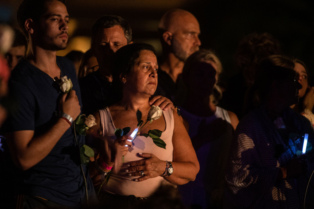 Mereka mengirimkan bunga, menyalakan lilin, serta memasang sejumlah foto para korban yang masih hilang.