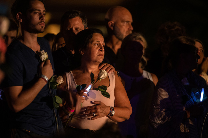 Mereka mengirimkan bunga, menyalakan lilin, serta memasang sejumlah foto para korban yang masih hilang.