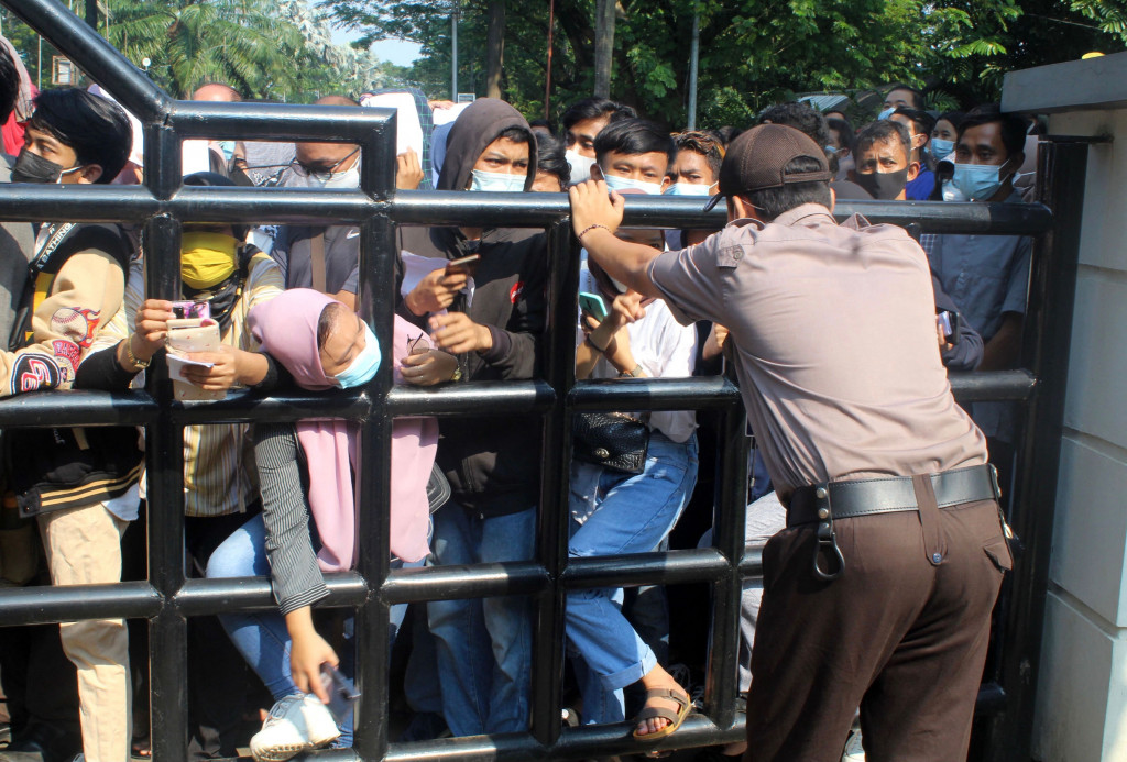 Petugas gabungan dari pihak Pemkot Tangerang dan TNI Polri pun nampak kewalahan mengatur tahapan vaksinasi covid-19 itu dan memberi imbauan.