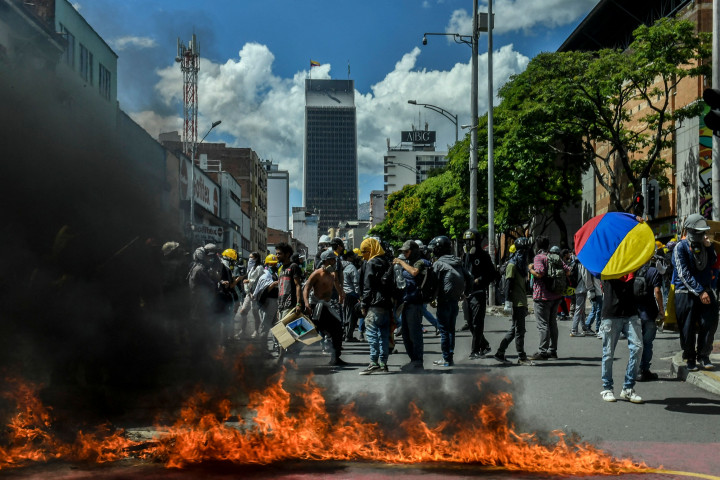 Demonstran memblokir jalan selama protes terhadap pemerintah di Medellin, Kolombia.