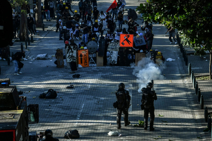 Para pengunjuk rasa menilai reformasi pajak tersebut akan membuat masyarakat semakin terpuruk di tengah keruntuhan sektor ekonomi akibat pandemi Covid-19.