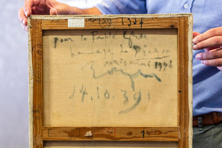 Keduanya dilaporkan dicuri dalam sebuah perampokan yang terjadi di Galeri Nasional Athena pada 2012. Saat itu, lukisan Pablo Picasso, Mondrian, dan satu karya lainnya dicuri dari bingkai pada dini hari waktu setempat. Sayang, tidak disebutkan bagaimana cara para pencuri membawa kabur dua lukisan maestro tersebut.