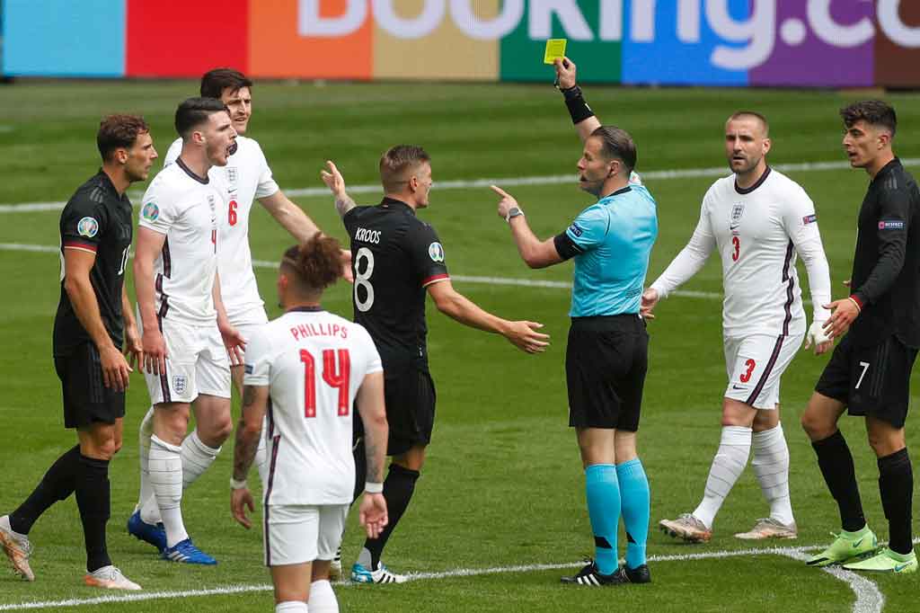 Jerman relatif tampil lebih baik sepanjang babak pertama dalam upaya membongkar pertahanan Inggris. Pada menit kelima Leon Goretzka menguji kiper Jordan Pickford, sebelum tiga menit kemudian ia dijatuhkan oleh Declan Rice dalam situasi serangan balik. Sayangnya tendangan bebas yang diambil Kai Havertz berhasil diblok barisan pertahanan Inggris.
